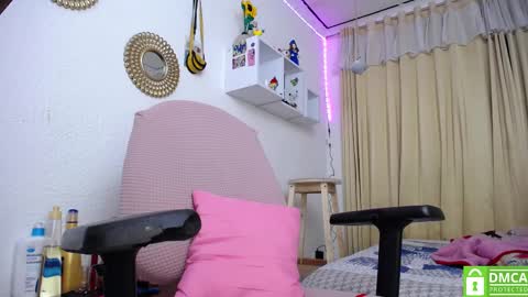 Snapshot of bonny_clyde_xx_ chatting on February 15, 2025, 12:01 pm Soffy Brooks Independent model online show from February 15, 2025, 12:01 pm