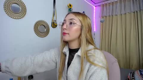 Snapshot of bonny_clyde_xx_ chatting on March 5, 2025, 3:08 am Soffy Brooks Independent model online show from March 5, 2025, 3:08 am