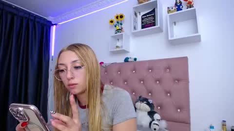 Snapshot of bonny_clyde_xx_ chatting on October 10, 2025, 1:37 am Soffy Brooks Independent model online show from October 10, 2025, 1:37 am