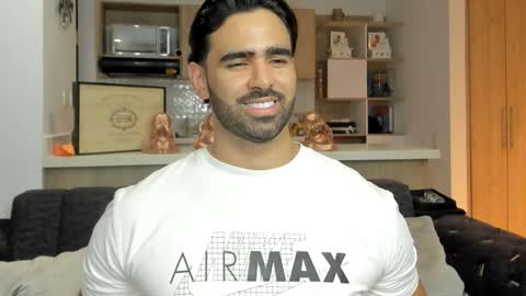 bradleymartin7 online show from October 29, 2025, 2:25 am