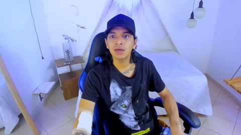 Snapshot of brand_hades chatting on December 4, 2025, 10:51 pm B R A N D online show from December 4, 2025, 10:51 pm