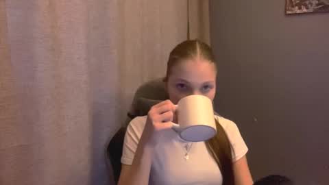 Snapshot of brandamatteson chatting on October 22, 2025, 12:27 pm Alice online show from October 22, 2025, 12:27 pm