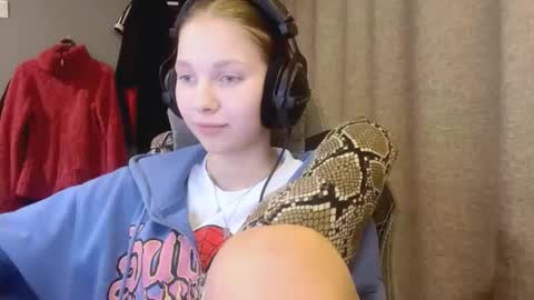 Snapshot of brandamatteson chatting on November 4, 2025, 4:28 pm Alice online show from November 4, 2025, 4:28 pm