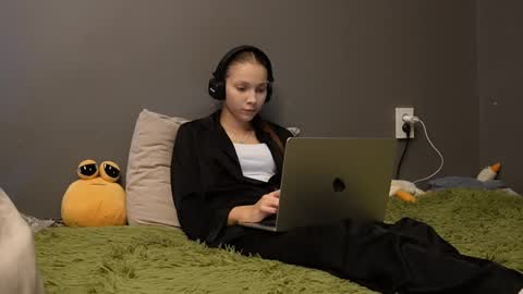 Snapshot of brandamatteson chatting on November 30, 2025, 3:16 pm Alice online show from November 30, 2025, 3:16 pm