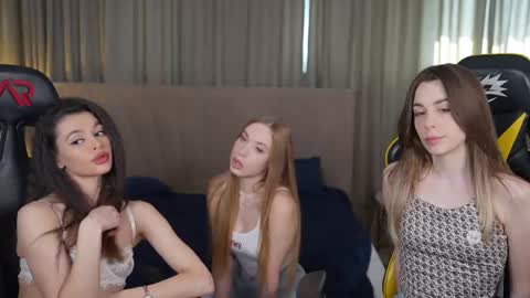 Snapshot of bright_diamonds_054 chatting on March 10, 2025, 12:26 pm Diamonds Girls online show from March 10, 2025, 12:26 pm