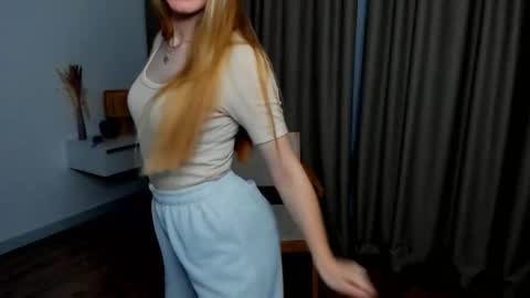 Snapshot of brigittechorlton chatting on December 18, 2025, 6:47 pm Bella online show from December 18, 2025, 6:47 pm