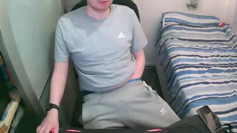 Snapshot of britishtom93 chatting on November 14, 2025, 1:04 am British Tom online show from November 14, 2025, 1:04 am