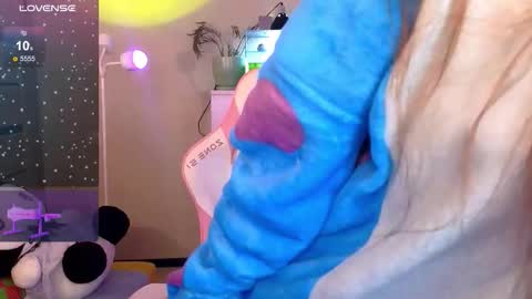 Snapshot of britney_lynch chatting on December 4, 2025, 9:12 pm Britney online show from December 4, 2025, 9:12 pm