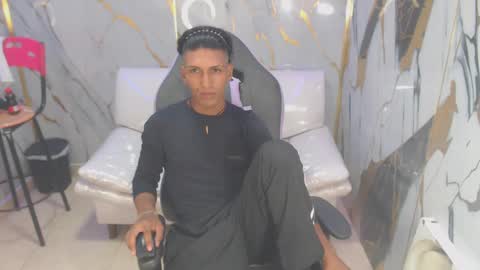 Snapshot of bull_cam chatting on September 10, 2025, 6:30 pm bull_cam online show from September 10, 2025, 6:30 pm