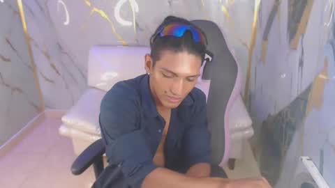 Snapshot of bull_cam chatting on October 3, 2025, 8:06 pm bull_cam online show from October 3, 2025, 8:06 pm