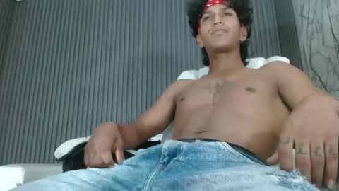 Snapshot of bull_cam chatting on October 17, 2025, 8:22 pm bull_cam online show from October 17, 2025, 8:22 pm