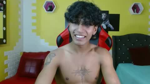 Snapshot of bull_cam chatting on October 19, 2025, 4:18 pm bull_cam online show from October 19, 2025, 4:18 pm