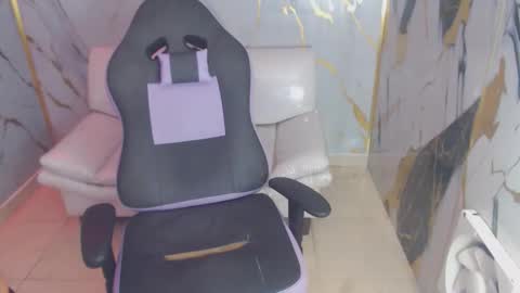 Snapshot of bull_cam chatting on October 28, 2025, 5:15 pm bull_cam online show from October 28, 2025, 5:15 pm