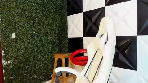 Snapshot of bull_cam chatting on November 1, 2025, 5:04 pm bull_cam online show from November 1, 2025, 5:04 pm