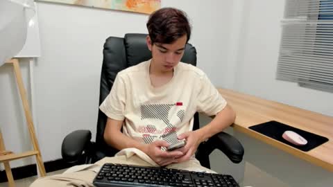 Snapshot of bunny_maxxi chatting on December 17, 2025, 12:22 pm bunny online show from December 17, 2025, 12:22 pm