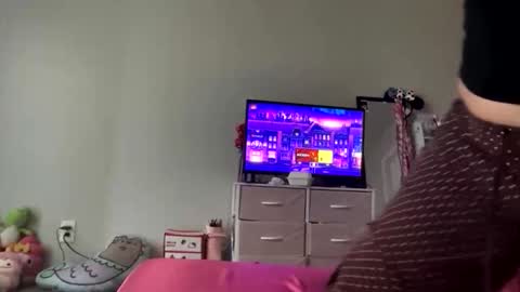 mia online show from December 4, 2025, 7:44 pm