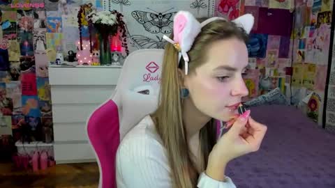 Snapshot of caaandy_girl chatting on October 28, 2025, 6:21 pm Emily  online show from October 28, 2025, 6:21 pm