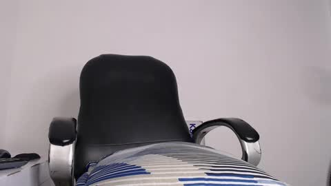 calvinhotlatino online show from December 5, 2024, 12:19 am