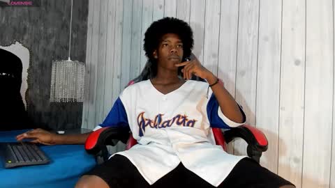 Snapshot of cam_brown chatting on October 19, 2025, 4:46 am online show from October 19, 2025, 4:46 am