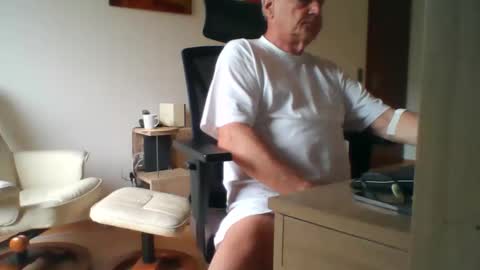 Snapshot of camcologne chatting on November 19, 2025, 11:10 am camcologne online show from November 19, 2025, 11:10 am