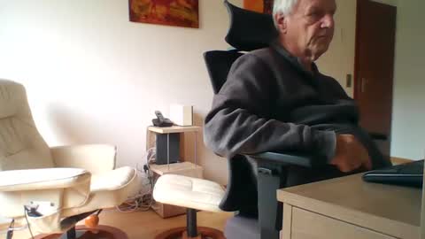 Snapshot of camcologne chatting on December 3, 2025, 10:24 am camcologne online show from December 3, 2025, 10:24 am