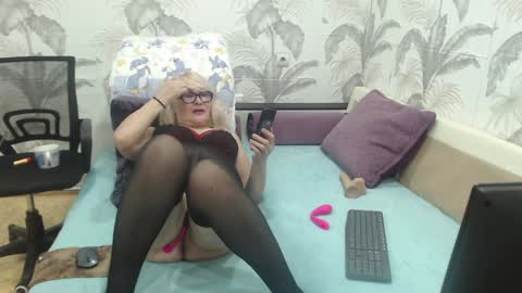 Snapshot of camdiva1 chatting on December 14, 2024, 4:01 am CamDiva1 online show from December 14, 2024, 4:01 am