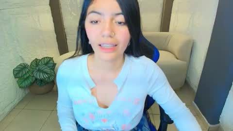 Snapshot of cami_goddess_r chatting on October 17, 2025, 8:55 pm Cami online show from October 17, 2025, 8:55 pm