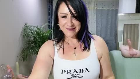 Snapshot of camil_milfdream chatting on February 16, 2025, 10:32 am Camil online show from February 16, 2025, 10:32 am