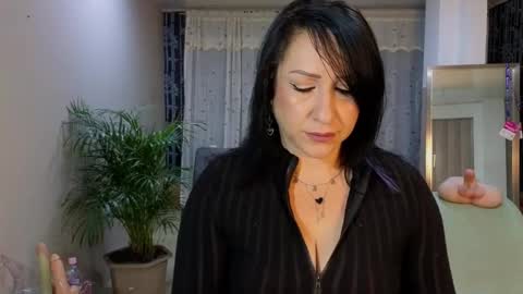 Snapshot of camil_milfdream chatting on March 5, 2025, 10:33 am Camil online show from March 5, 2025, 10:33 am