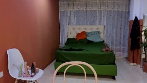 Snapshot of camil_milfdream chatting on October 17, 2025, 10:29 am Camil online show from October 17, 2025, 10:29 am