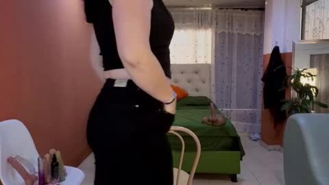 Snapshot of camil_milfdream chatting on November 1, 2025, 11:01 am Camil online show from November 1, 2025, 11:01 am