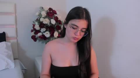 Snapshot of camilasofiia chatting on January 28, 2025, 2:43 am Camila online show from January 28, 2025, 2:43 am