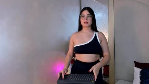 Snapshot of camilasofiia chatting on November 12, 2025, 10:30 pm Camila online show from November 12, 2025, 10:30 pm