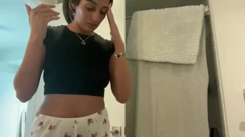 Snapshot of camiliakxoxo chatting on November 8, 2025, 1:22 pm camiliakxoxo online show from November 8, 2025, 1:22 pm