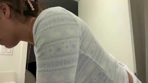 Snapshot of camiliakxoxo chatting on November 10, 2025, 1:48 am camiliakxoxo online show from November 10, 2025, 1:48 am