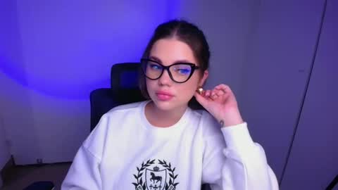 Camilla online show from November 27, 2025, 7:54 am