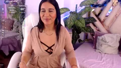 Snapshot of camille_halls chatting on November 24, 2025, 10:37 am Camille online show from November 24, 2025, 10:37 am