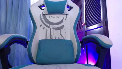 camilo_contre21 online show from February 14, 2025, 8:15 pm