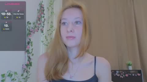 candy_flosse online show from September 15, 2025, 7:52 am