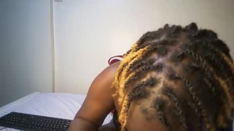 Snapshot of candycurly_ chatting on October 23, 2025, 10:47 am candycurly_ online show from October 23, 2025, 10:47 am