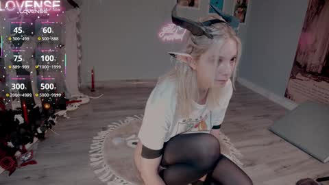 Snapshot of careful_i_bite chatting on October 27, 2025, 5:55 am NONA follow online show from October 27, 2025, 5:55 am