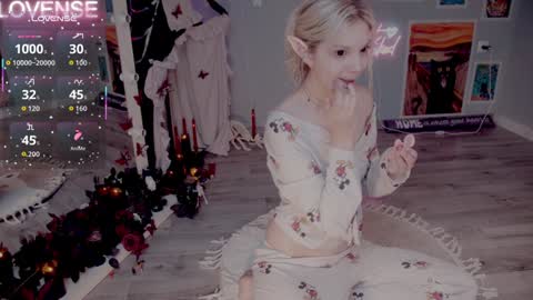 Snapshot of careful_i_bite chatting on November 13, 2025, 5:28 am NONA follow online show from November 13, 2025, 5:28 am