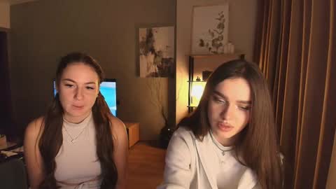 caressyourself online show from December 4, 2025, 5:39 am