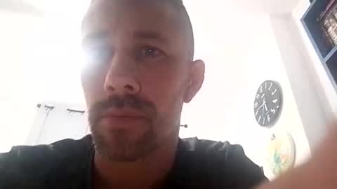 carloscadiz11 online show from December 15, 2025, 4:44 pm