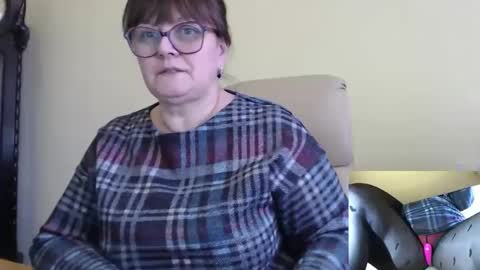 Snapshot of carolinedream_ chatting on February 14, 2025, 12:25 pm CarolineDream online show from February 14, 2025, 12:25 pm