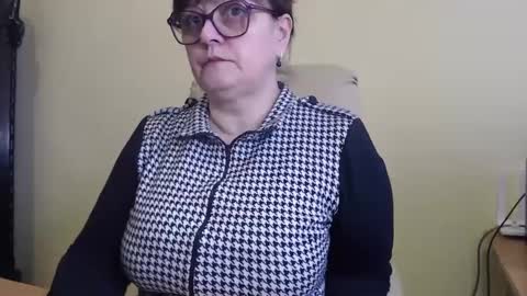 Snapshot of carolinedream_ chatting on March 11, 2025, 6:32 am CarolineDream online show from March 11, 2025, 6:32 am