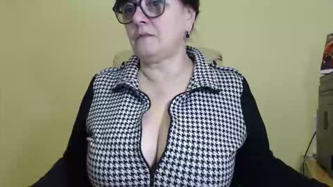 Snapshot of carolinedream_ chatting on October 16, 2025, 5:41 am CarolineDream online show from October 16, 2025, 5:41 am