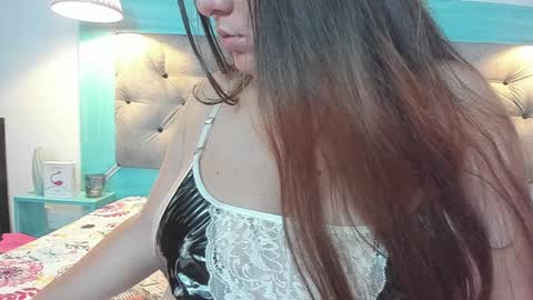 Snapshot of carolinne_89 chatting on January 2, 2025, 2:02 pm caro online show from January 2, 2025, 2:02 pm