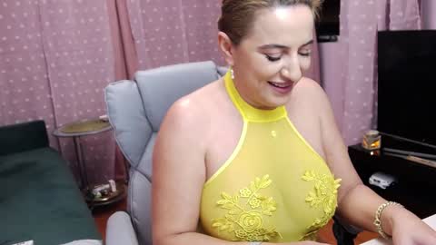 Snapshot of carrielovex chatting on December 4, 2024, 4:54 am Carrie online show from December 4, 2024, 4:54 am