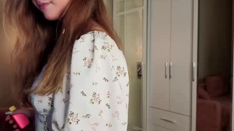 Lina  online show from September 18, 2025, 7:27 pm